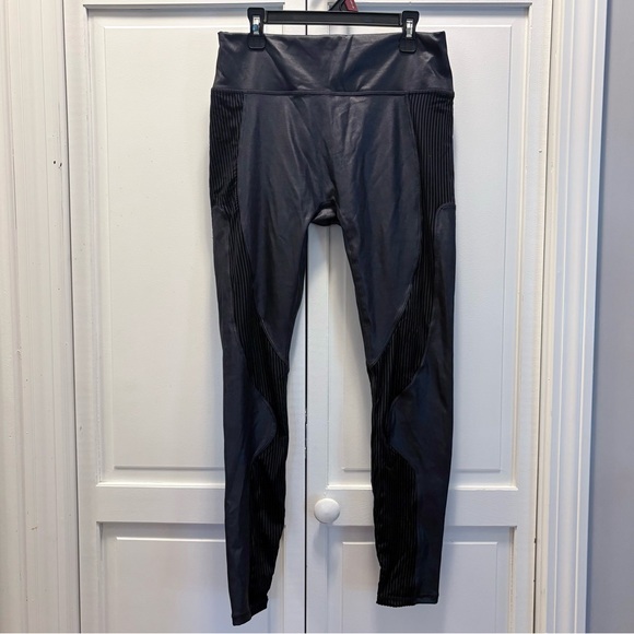 ✨FABLETICS✨ NWT Khloe Black Shine Motion365+ Contour High Waist Leggings Medium - Picture 2 of 15